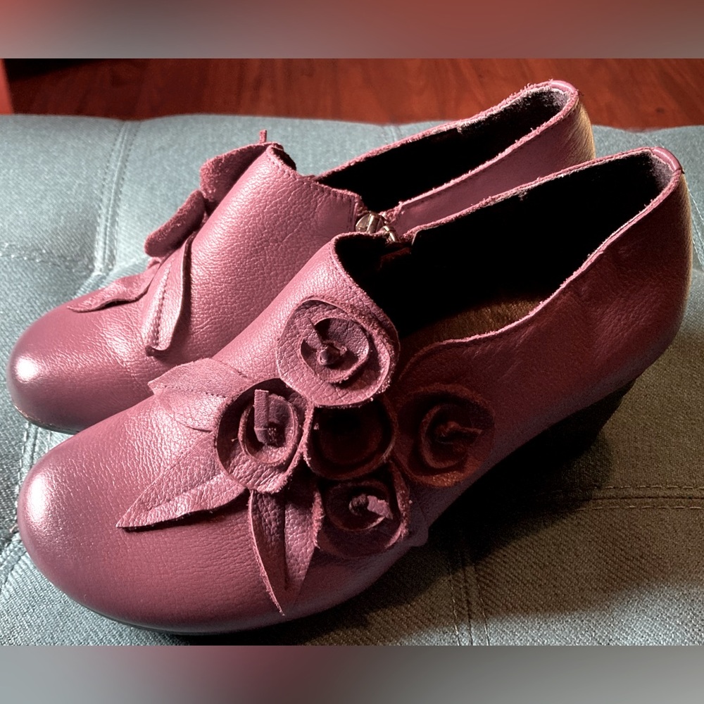 Plum Leather retro Vintage pumps inside zip with floral detail- NWOT, size 6